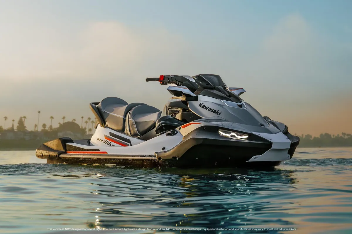 Jet ski sobre o mar ao pôr do sol — imagem ilustrativa